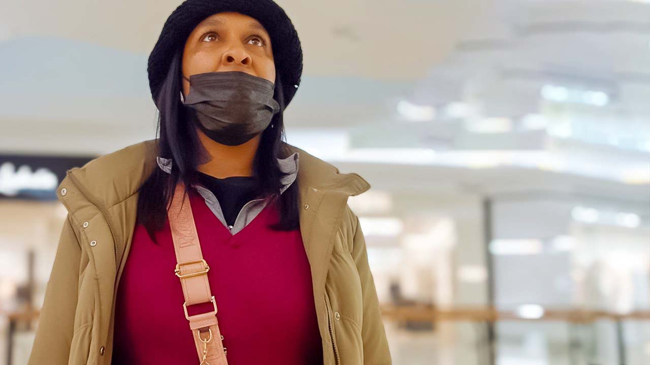 Purse Thief Caught Red-Handed: Mall Security Nabs Suspect as She Tries to Escape!