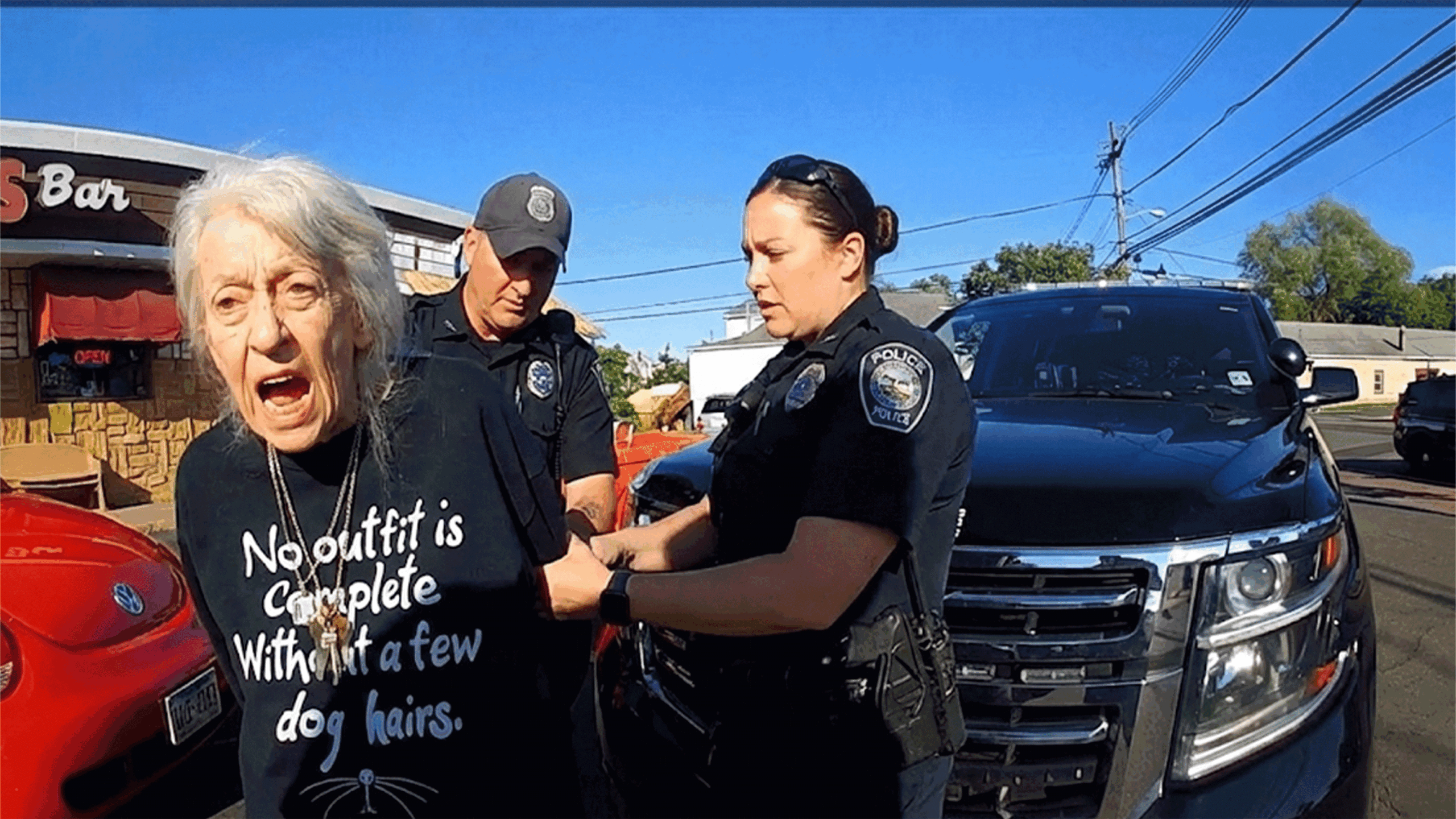 Highlands NJ DWI Arrest showing officers at the scene in front of Driftwood Liquors.